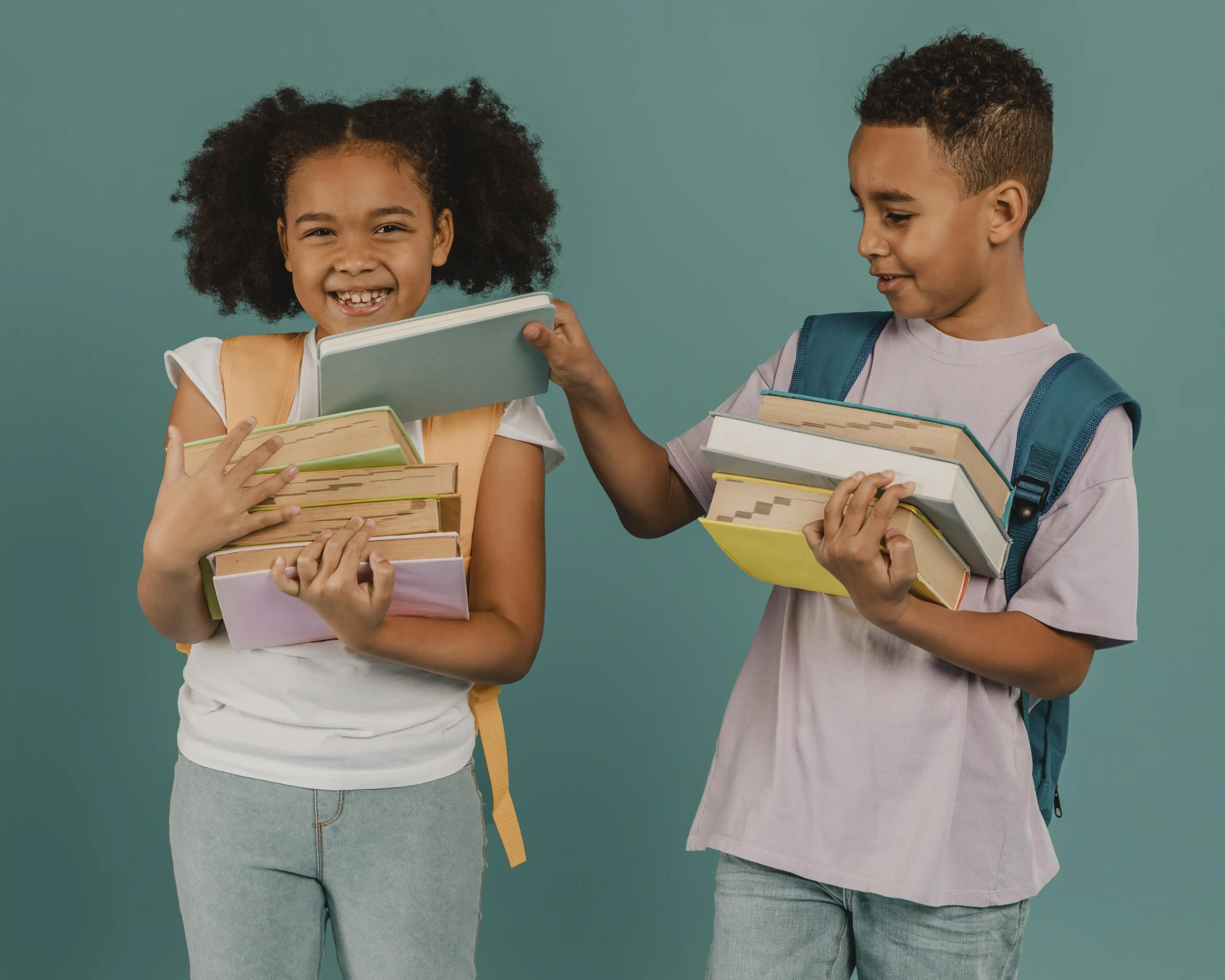 Visão Pedagógica de uma escola infantil: duas crianças segurando livros escolares.