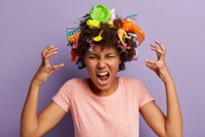 Cabelo Maluco, mulher com vários itens diferentes decorando seu cabelo.